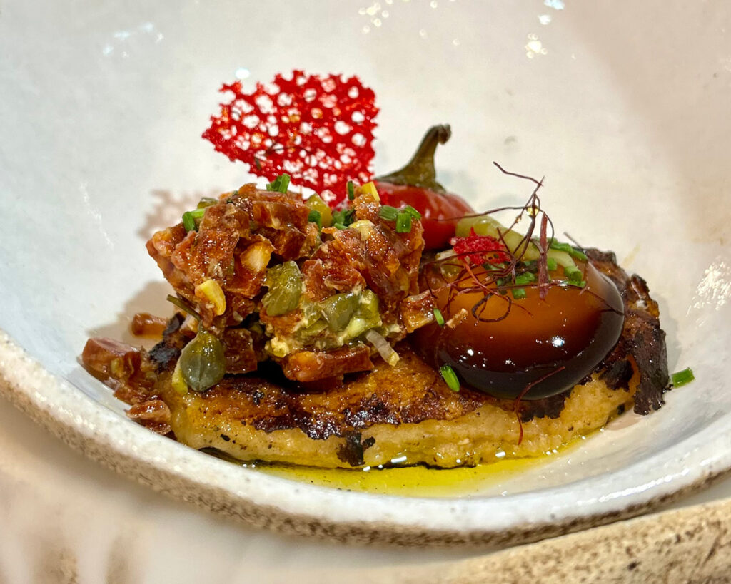 Torrija de sopas de ajo con tartar de Chorizo de León